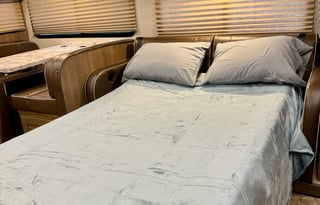 "Right Size" Class A. Sleeps 7 & Easy to Drive