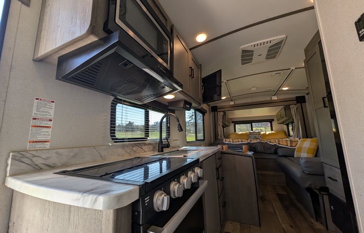 Well equipped kitchen with microwave, stove and oven. We provide everything you need to have a comfortable trip. Comfortable dinette with TV and stereo as well.