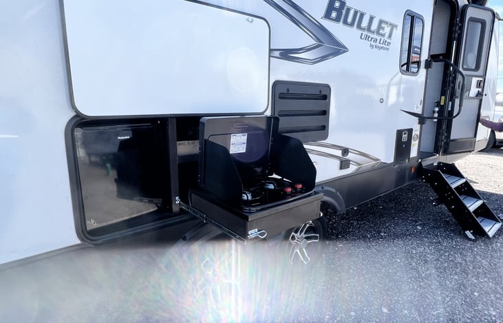Outdoor Kitchen with min fridge and propane burners.