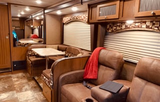 Lucy - Luxury RV for Your Stay in Camp Sherman