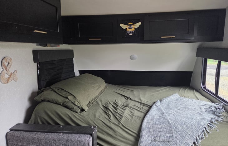 Queen bed. Includes 2 pillows and sheets, just bring some blankets.