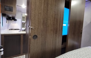 ♣Full size BUNKS♣Sleeps 6♣Private Queen master♣