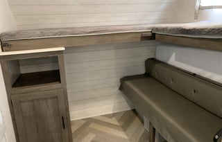 "Kinder" Modern 2 Bedroom Bunkhouse Sleeps 8+
