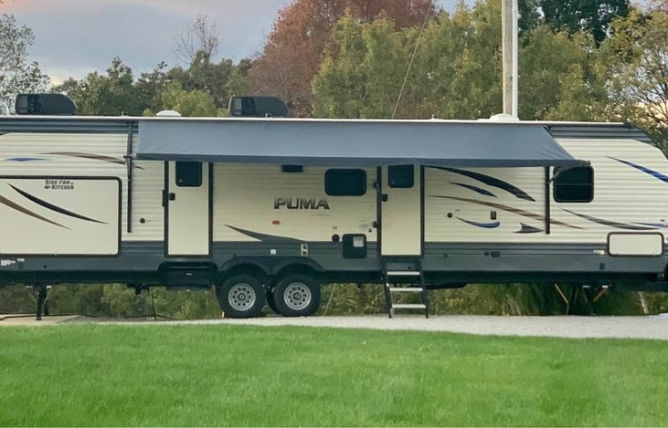 Electric awning.
2 Slide-outs. Living room and dining table is the largest slide-out.  Bunkroom also has a slide-out.