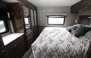 BRAND NEW 2021 Fleetwood RV Flair 35R