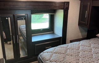 2019 Jayco 5th wheel-4 slides, outdoor kitchen