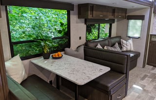 2021 Della Terra 27' sleeps 8 w King Bed