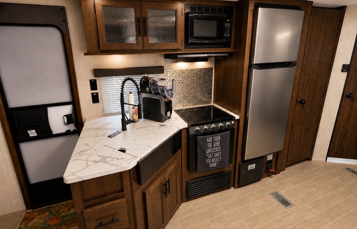 The 5 O'Clock Somewhere has a FULLY stocked kitchen w/ a frige, microwave, oven, stove, cookware, dishes, utensils, & more. It even includes a Ninja Slushi Machine—ALL STANDARD at NO additional cost.