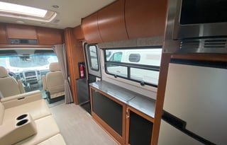 2017 Leisure Travel Unity U24MB