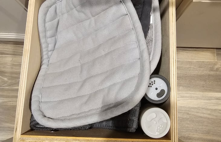 pot holders/salt/pepper