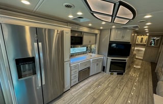 Holiday Rambler Luxury Coach /2 Full Baths & Bunks