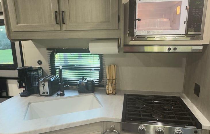 Everything you need to cook, enjoy your morning coffee, and make your trip feel like home 💛🚐