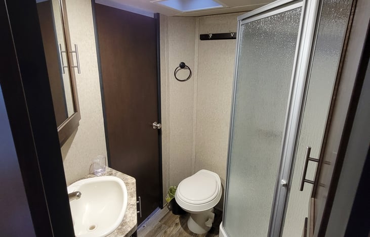 Nice bathroom plenty of room thoroughly disinfected.