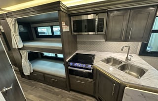 The Cowtown Coach! - AutoLevel, 2 A/Cs, Bunk Model