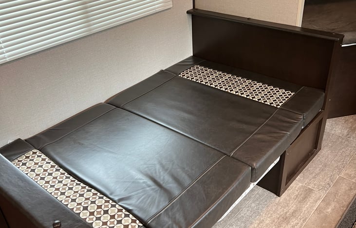 The table collapse into another sleeping space!