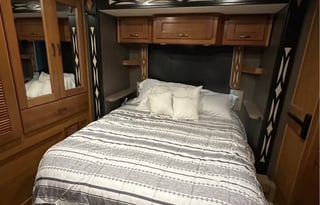 2016 Fleetwood RV Discovery 37R
