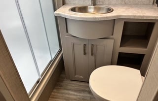 Luxury 2023 Thor Sleeps 8+