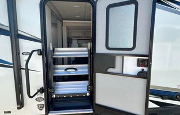 Another photo of the easy retractable steps that fold inwards and locks in place.