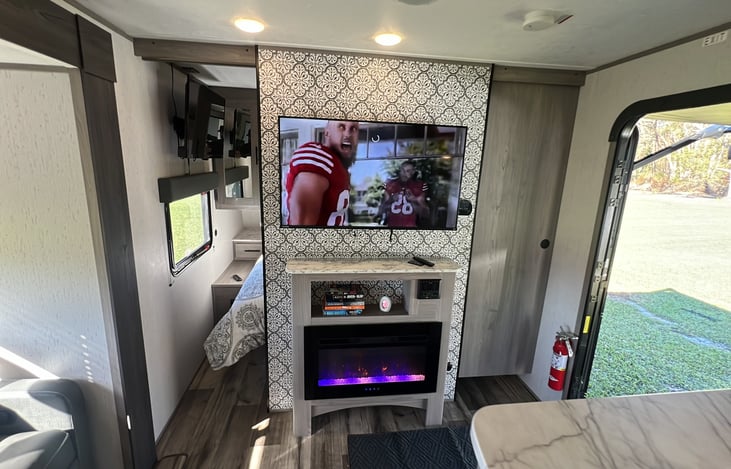 2 Smart TVs and Fireplace!