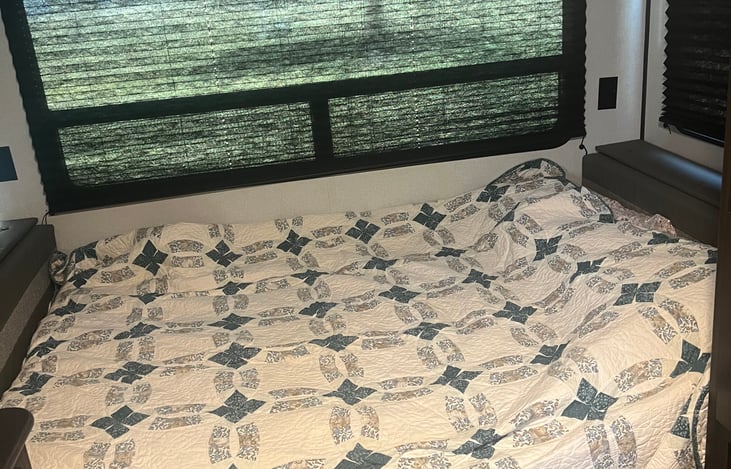 Use dinette or convert to a bed