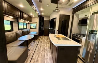 Luxury 5th Wheel Bunkhouse, Sleeps 10 + 1.5 Baths