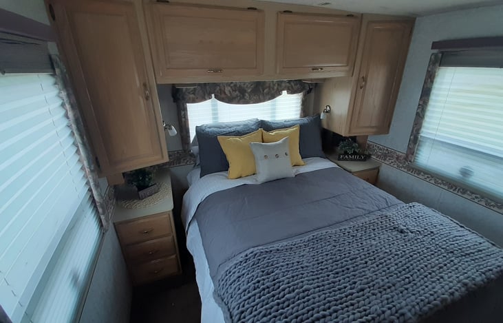 After a long day of making memories our comfortable queen bed is the perfect place for some zzzz's 😴 There is extra sheets, pillows and blankets in the cabinets to enjoy!