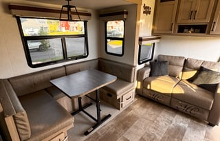 Modern Fifth Wheel – Your Home on the Road