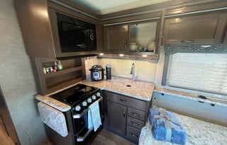 Comfy 2020 Thor 30’ Freedom Elite Bunkhouse