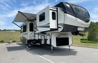 Keystone Alpine 3700FL ***1.5 bath and King Bed***