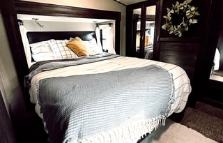 Phoenix Luxe Retreat – 2 Bedroom Family 5th Wheel