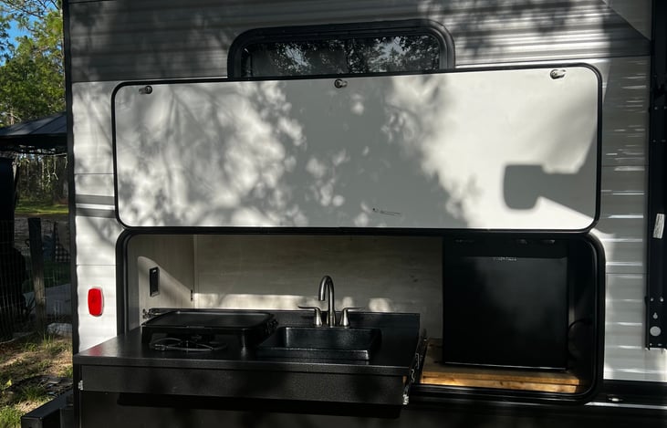 Sleeps 8. Outside fridge and faucet. Everything you need to spend family time and make memories.