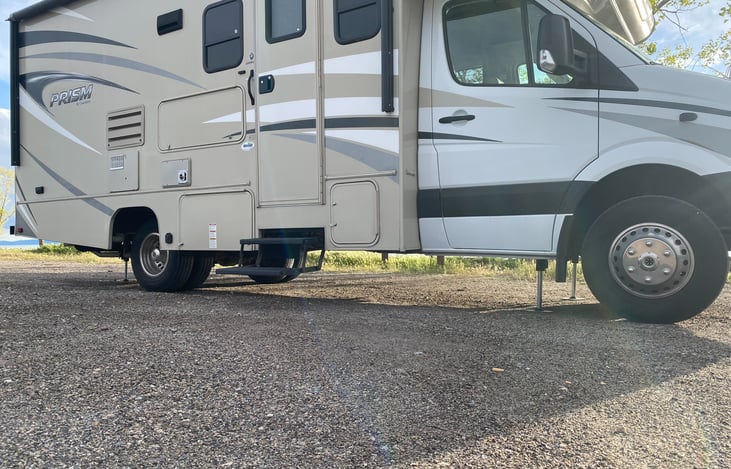 See the four jacks down? Pushing one button (after powering on the auto-leveling system) and this luxury motor will automatically level all four jacks for you. One button retracts them all too.