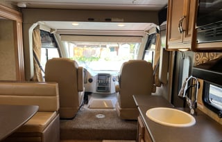 Fun (ᵔᴥᵔ) Pet Friendly Thor Vegas Class A