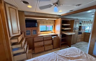 Winnebago:King Bed • FREE WiFi • Solar