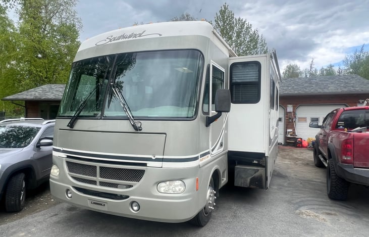 easy driving motorhome, you can see what's going on around you, has back up camera to ensure easy driving as well as easy backing up.