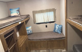 Zinger 2 room  bunk house. Delivery only