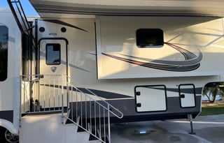 Luxury StationaryRV Retreat-Site included