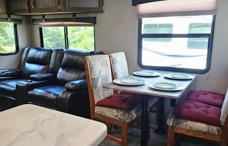 Dining area, two recliners