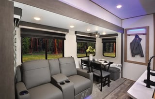 44' 5th Wheel w/ Rear Bath/Bunkhouse Sleeps 8