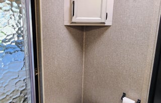 Sleeps 8 with Queen, Bunkbeds, Shower, Kitchen+