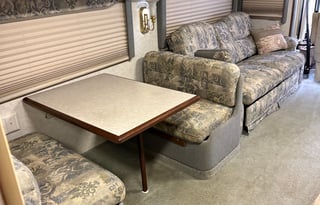 2004 Winnebago Adventurer 38N