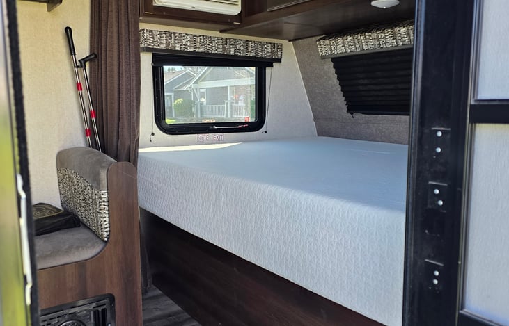 Upgraded queen bed, this will have a fitted sheet. Let me know if you would like the flat sheet and a comforter please.