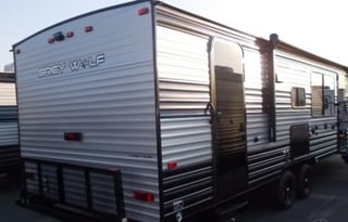 32ft SMART HOME CAMPER WiTH HOT TUB & MESAGE CHAiR