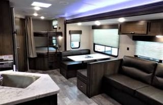 2021 Della Terra 27' sleeps 8 w King Bed