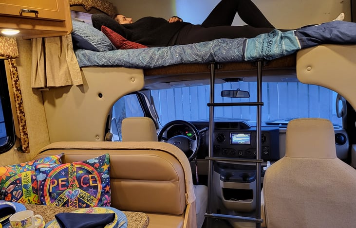 The cabin top is more spacious than this photo. Plz see the floor plan. There is a flat screen TV, individual lights, star gazing window, cup & book holder in the corner & black out privacy curtains.