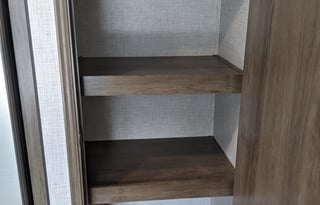 2021 Della Terra 27' sleeps 8 w King Bed