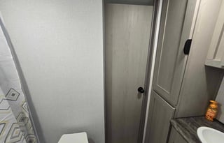 Brand New Viking, Spacious and Clean "The Beehive"