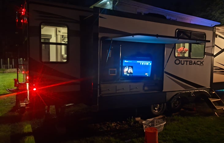 Be the envy of the campsite with this fully adjustable 32 inch TV in the outside cook area.
