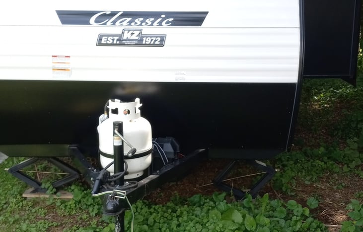 Propane Tank (4.7gal/20lb cap)
Provides hours of propane for both the Stove/Cooking and Shower&Sink/Heat