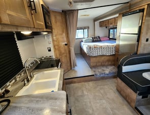 Coachmen RV Leprechaun 230FS Ford 350
